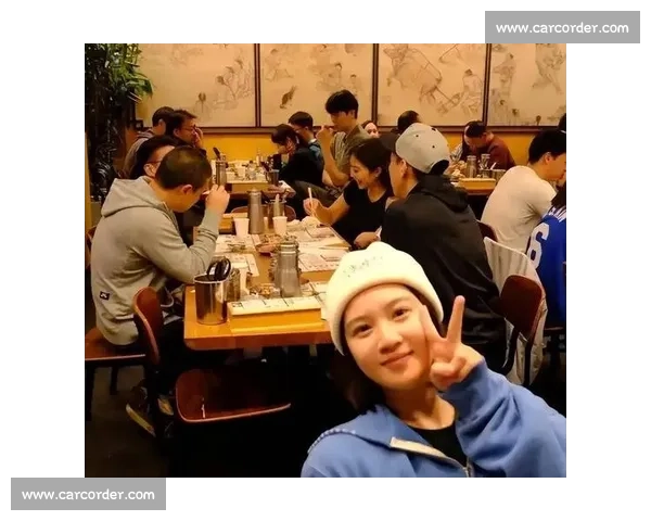 杨瀚森选秀西装暗藏甜蜜密码！疑似女友曝光，青梅竹马清纯般配